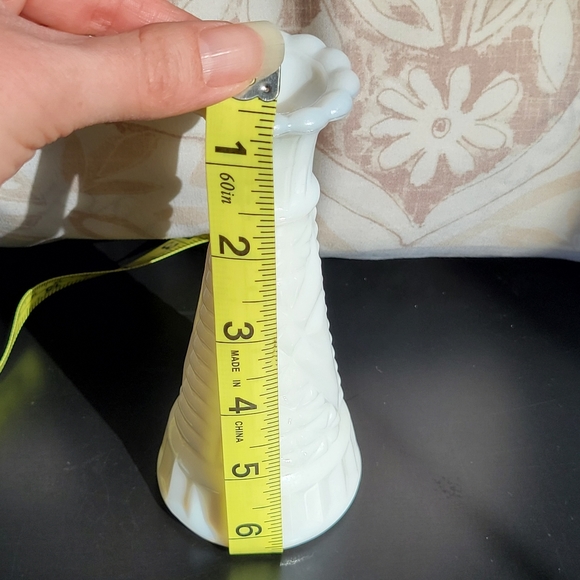 Pair of Vintage White Milk Glass Vases featuring a Stars and Bars Pattern - Picture 10 of 11